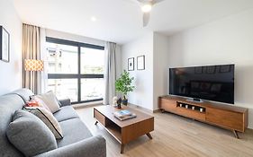 Beach And Golf At Modern Apartment